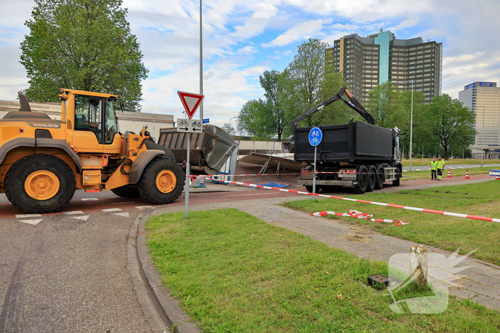 Oplegger geladen met grind kantelt