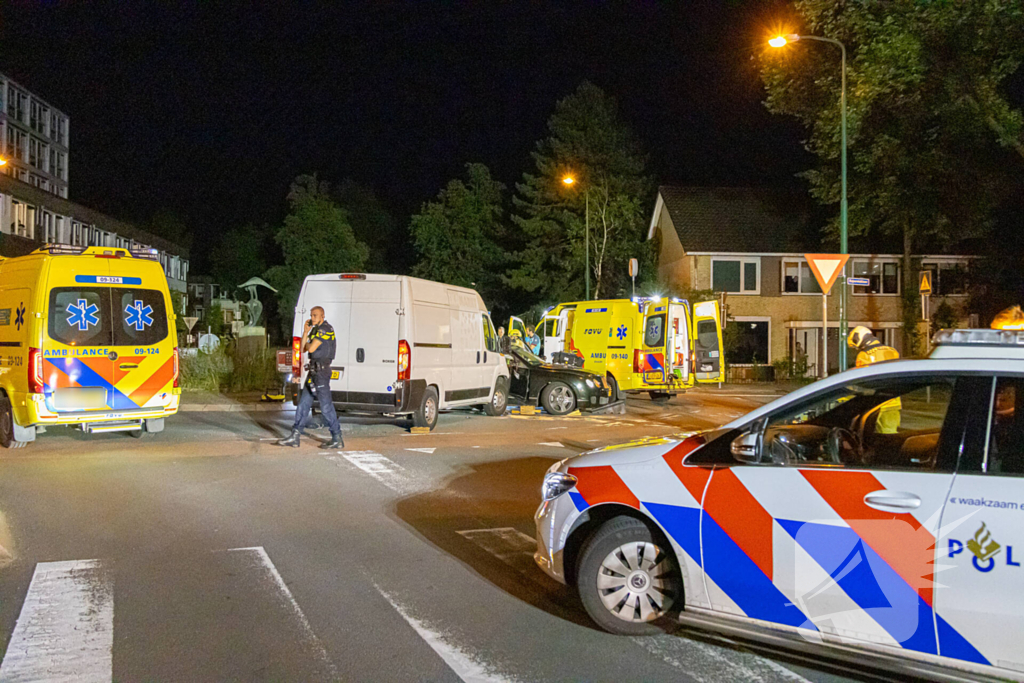 Brandweer knipt dak van Bentley open