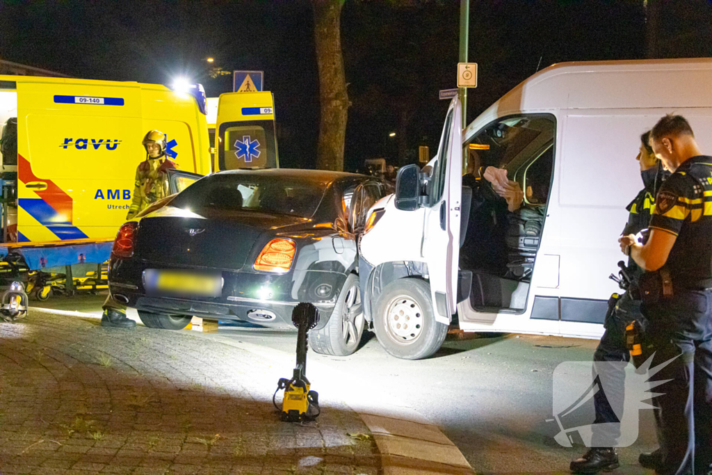 Brandweer knipt dak van Bentley open