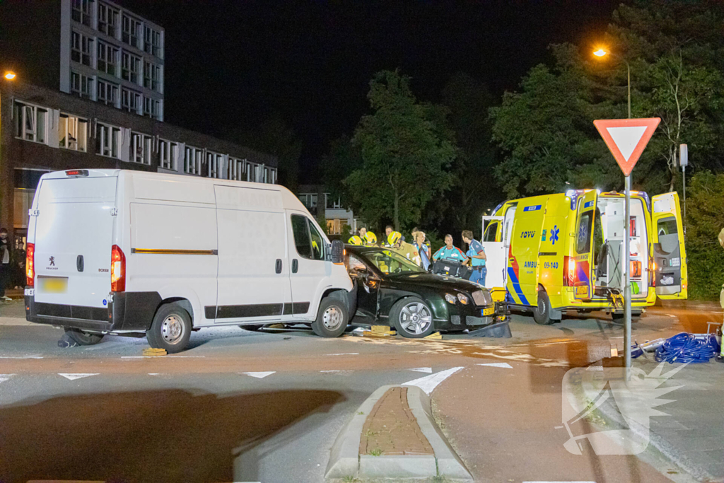 Brandweer knipt dak van Bentley open