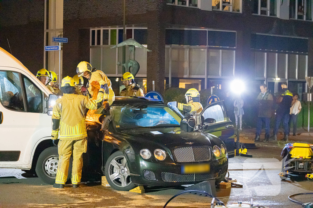 Brandweer knipt dak van Bentley open