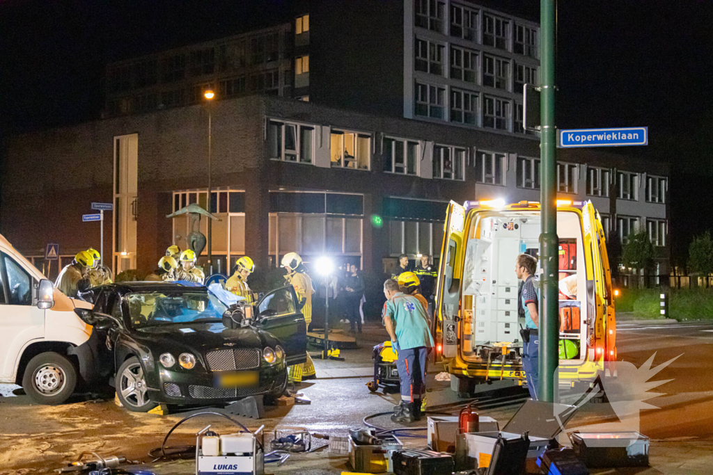 Brandweer knipt dak van Bentley open