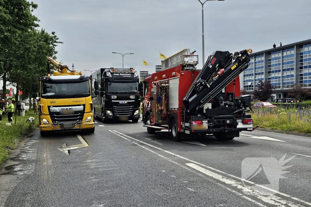 Tank van lesvrachtwagen kapot, diesel lekt op de weg