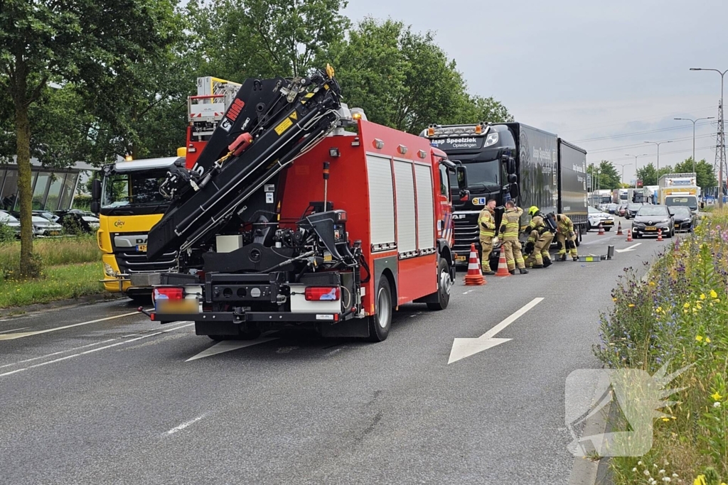 Tank van lesvrachtwagen kapot, diesel lekt op de weg