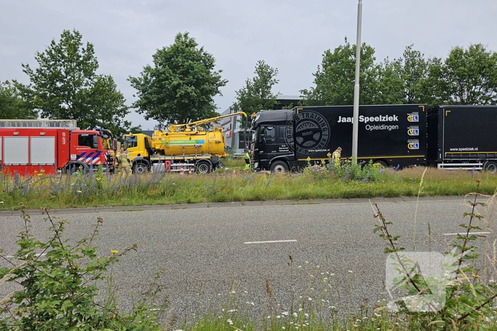 Tank van lesvrachtwagen kapot, diesel lekt op de weg