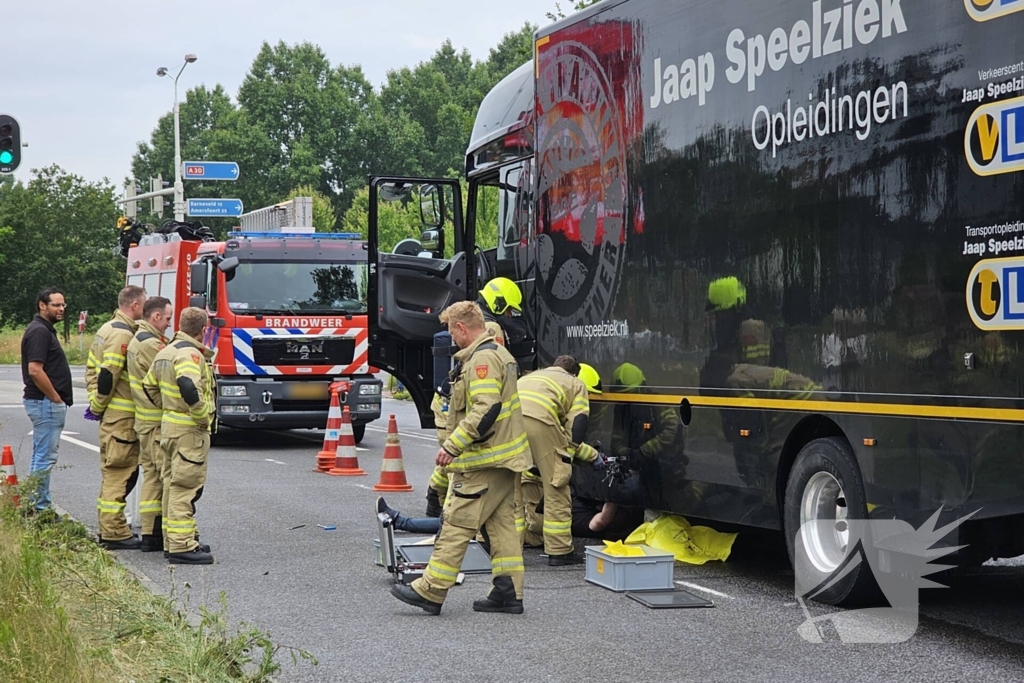 Tank van lesvrachtwagen kapot, diesel lekt op de weg