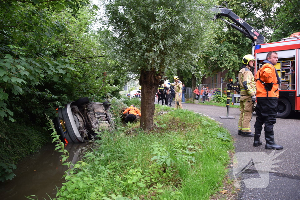 Auto belandt op kop in sloot, bestuurder onder invloed