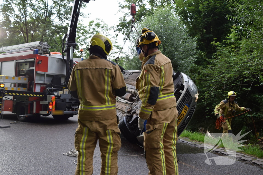 Auto belandt op kop in sloot, bestuurder onder invloed