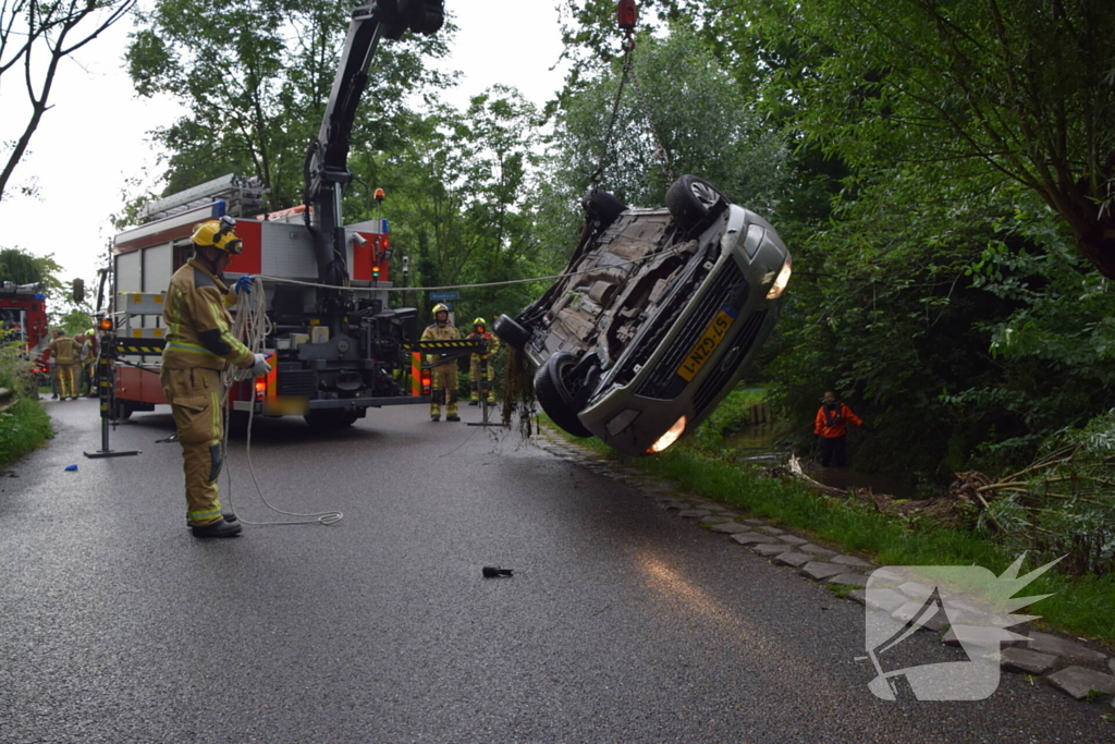 Auto belandt op kop in sloot, bestuurder onder invloed