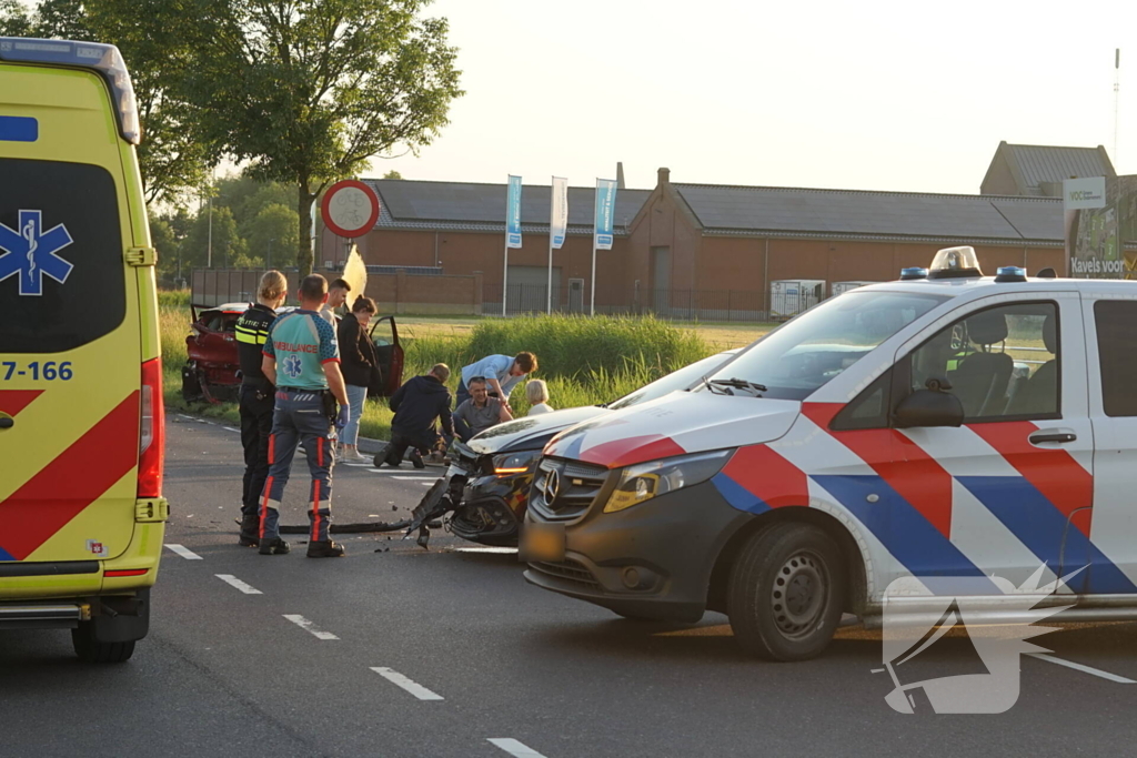 Veel schade na ongeval op kruispunt