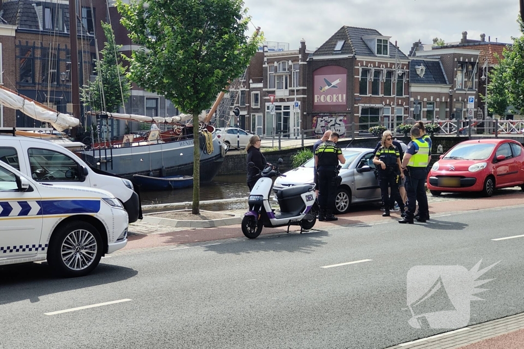 Scooterrijder botst tegen openslaand portier