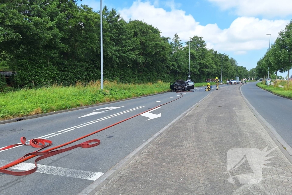 Personenauto vat vlam bij verkeerslicht