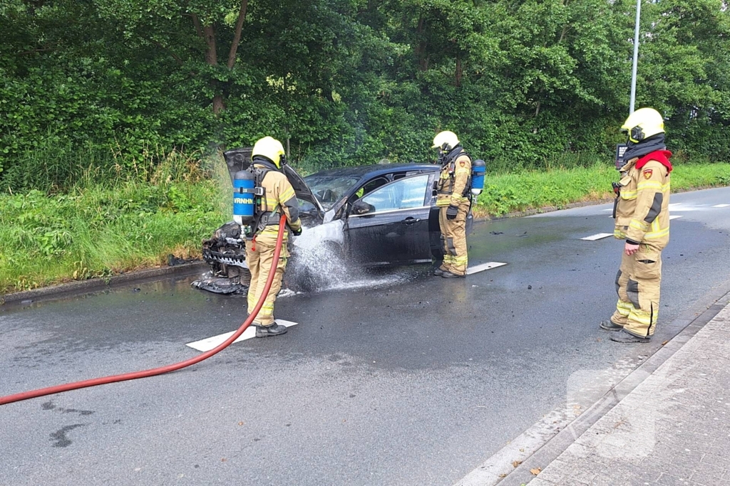 Personenauto vat vlam bij verkeerslicht