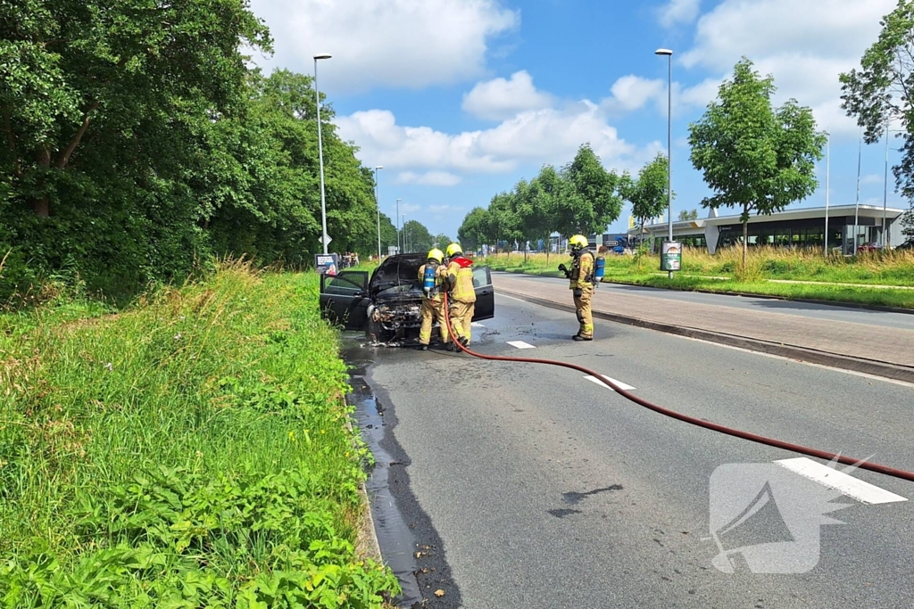 Personenauto vat vlam bij verkeerslicht