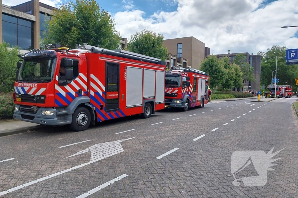 Brandweer doet onderzoek naar rookontwikkeling uit parkeergarage