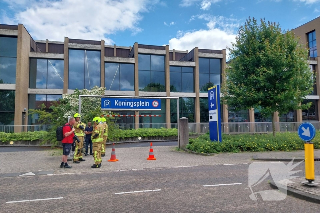 Brandweer doet onderzoek naar rookontwikkeling uit parkeergarage