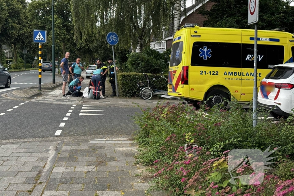 Vrouw op driewiel fiets hard ten val