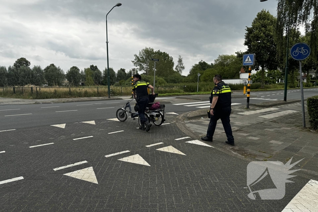 Vrouw op driewiel fiets hard ten val