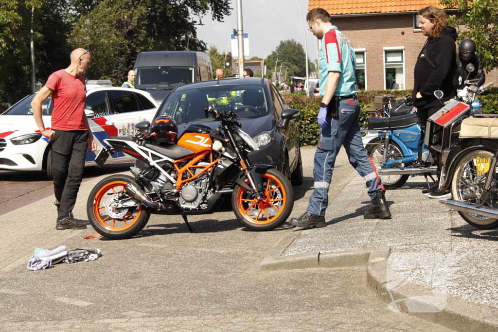 Twee personen gewond bij aanrijding met motor en scooter