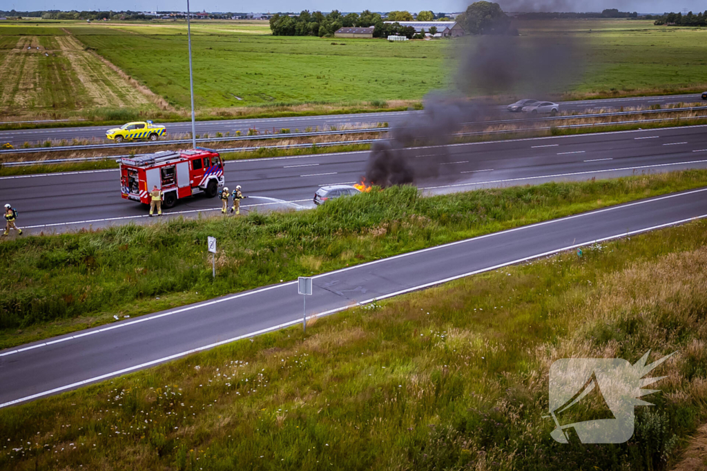 Personenauto vliegt op snelweg in brand