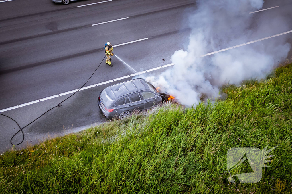 Personenauto vliegt op snelweg in brand