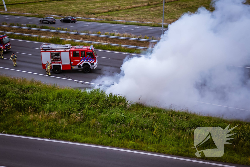 Personenauto vliegt op snelweg in brand