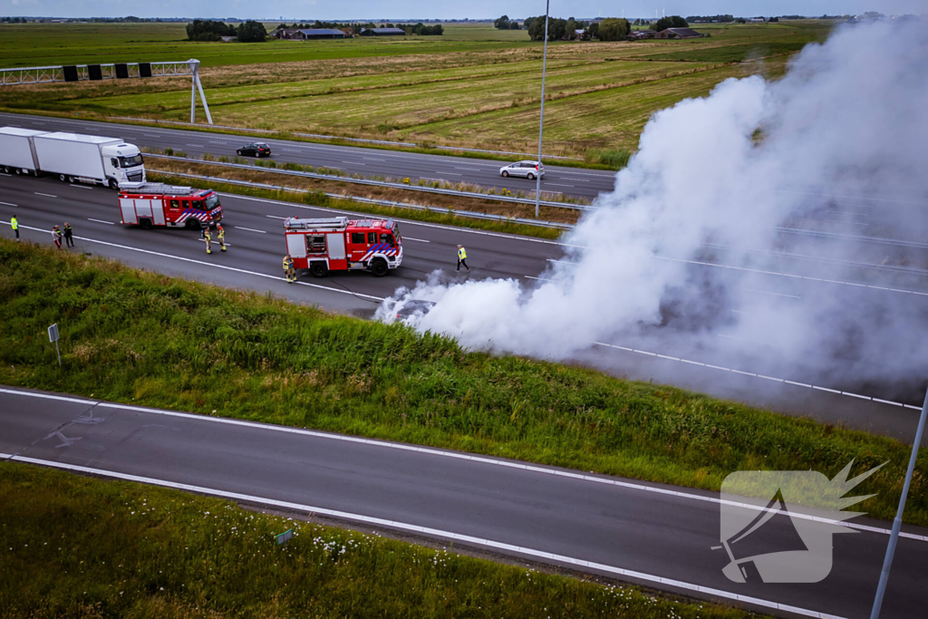 Personenauto vliegt op snelweg in brand