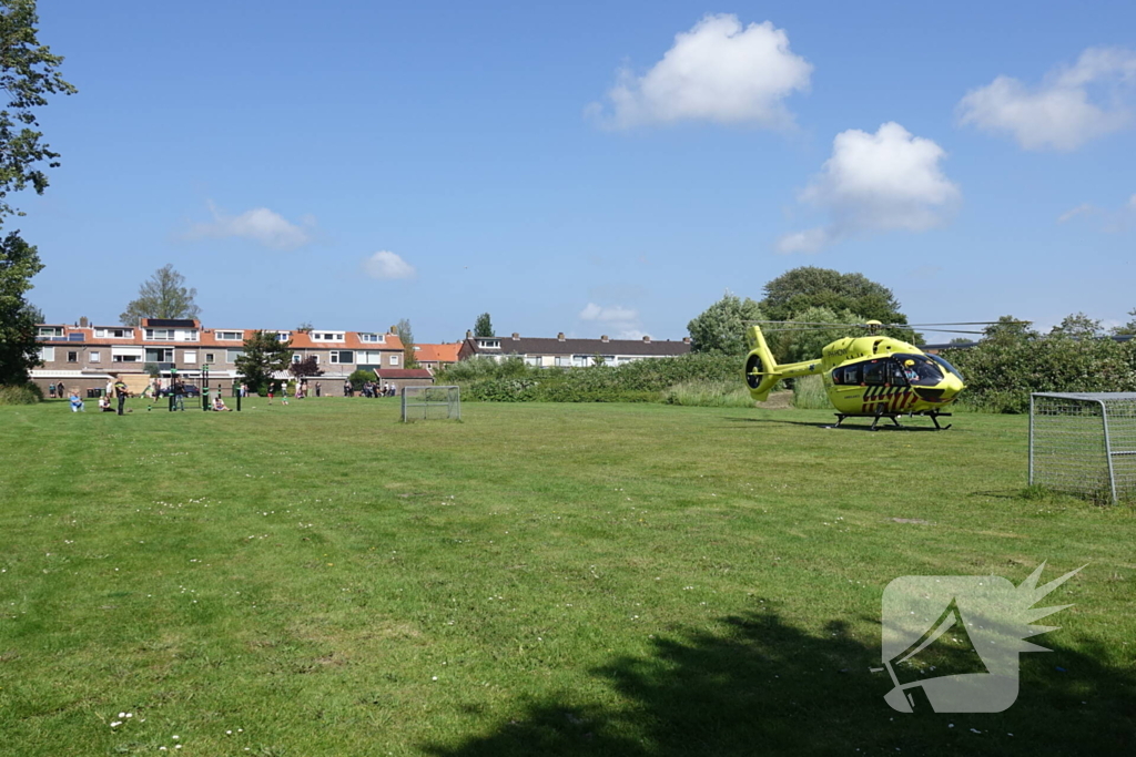 Ambulancehelikopter landt op speelveld