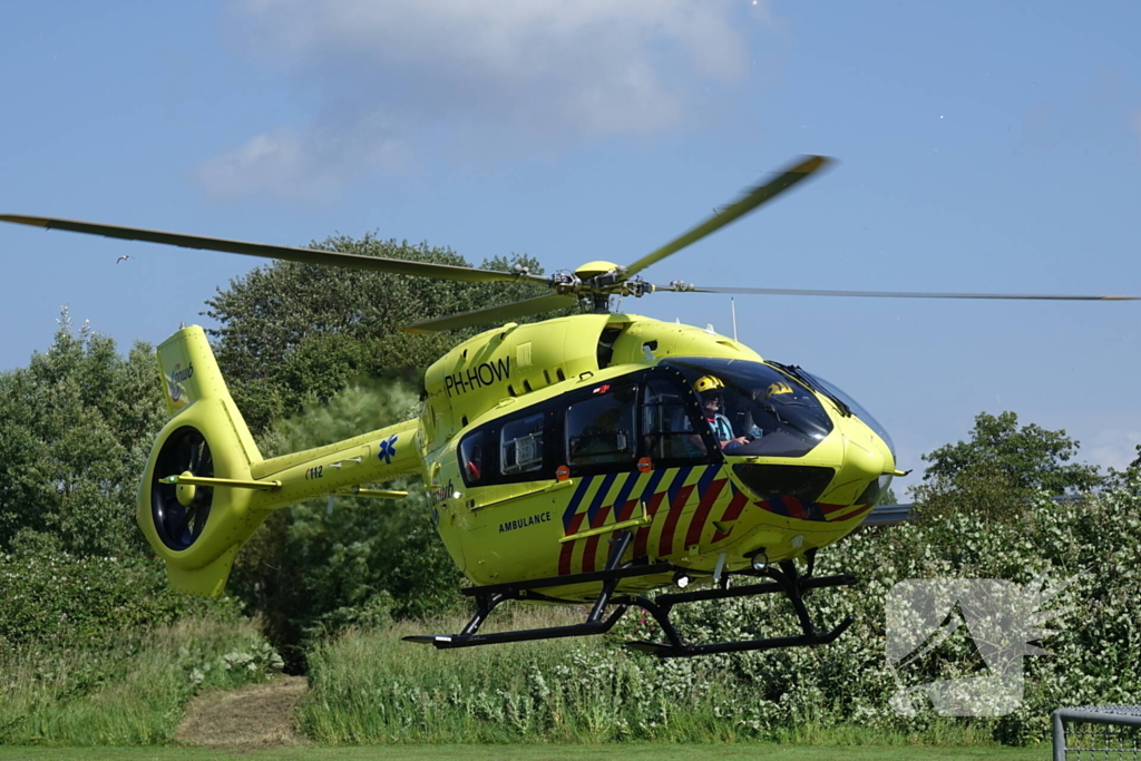 Ambulancehelikopter landt op speelveld