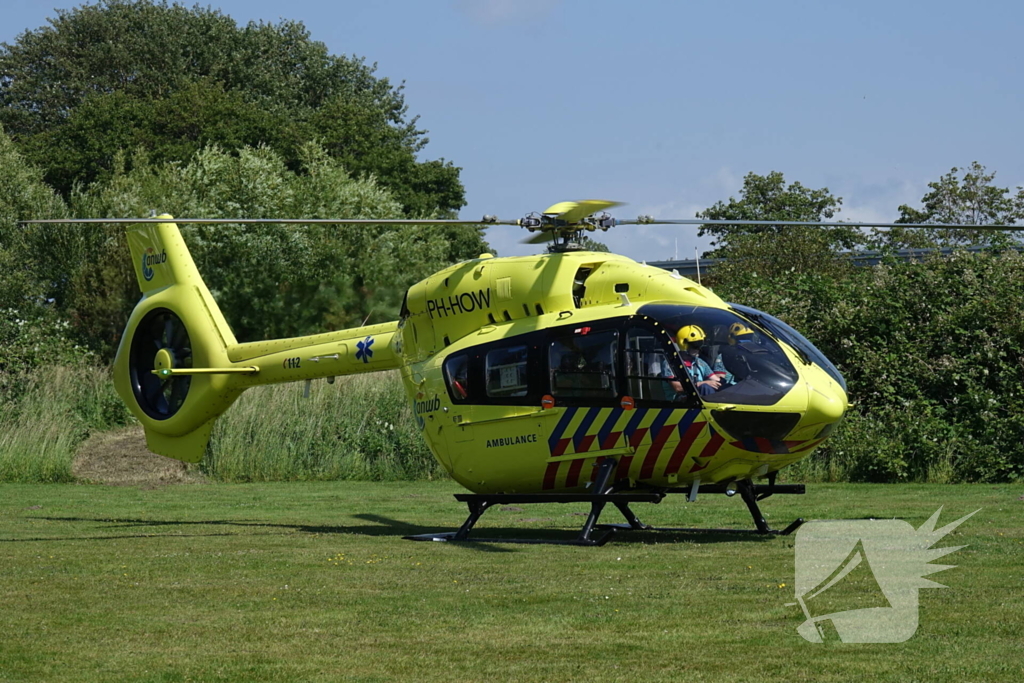 Ambulancehelikopter landt op speelveld