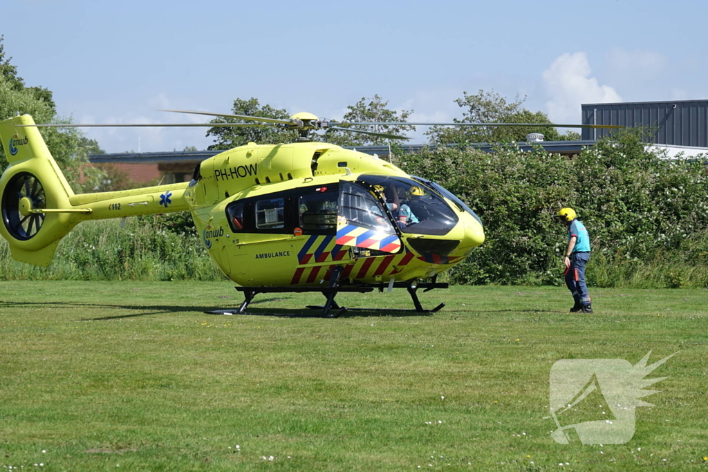 Ambulancehelikopter landt op speelveld