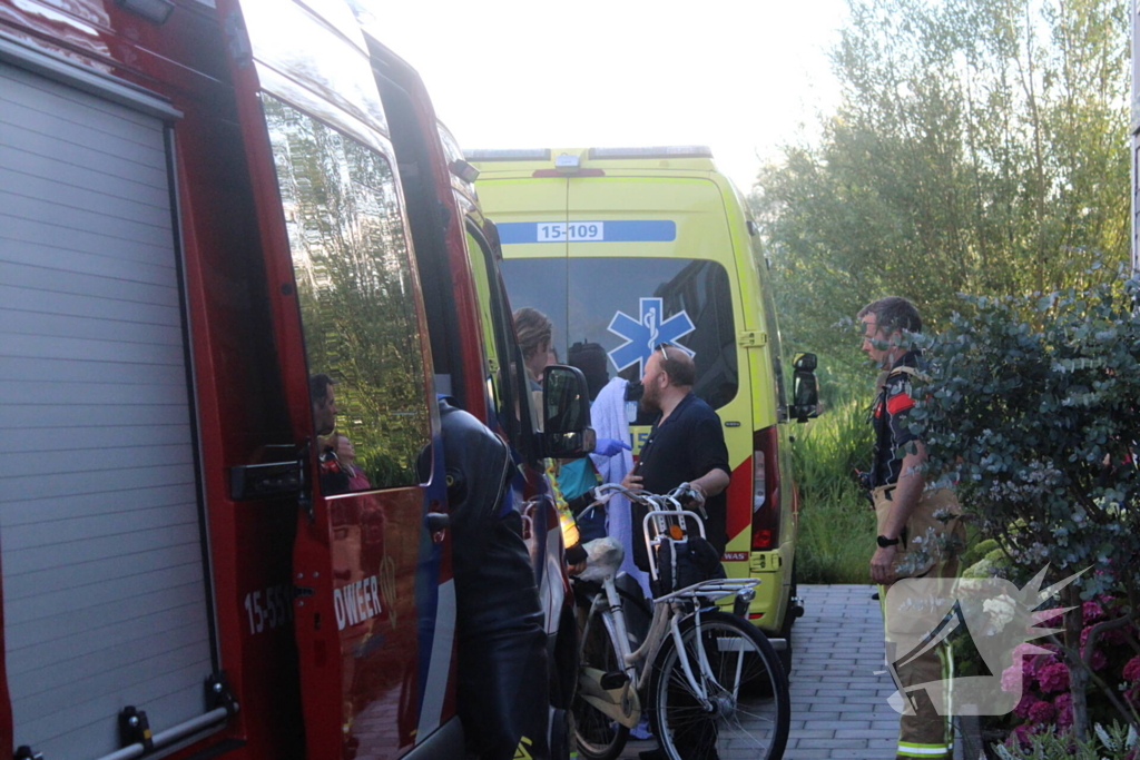 Fietser licht onderkoeld uit sloot gehaald