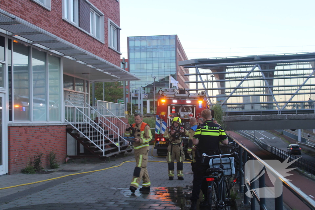 Flatgebouw ontruimd door brand in woning