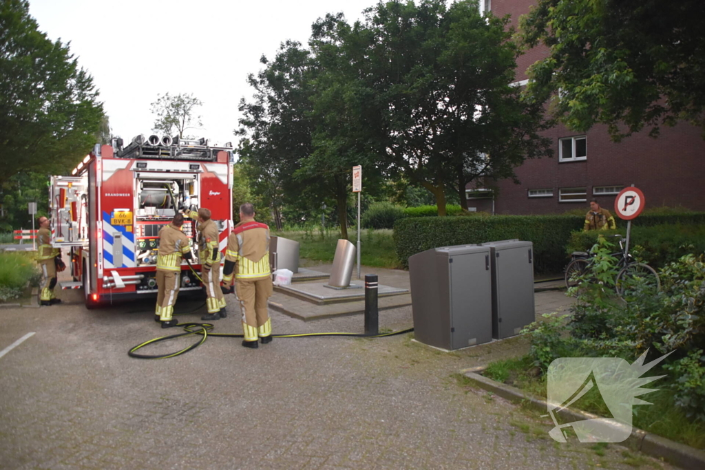 Brand tegen parkeergarage, brandweer aanwezig