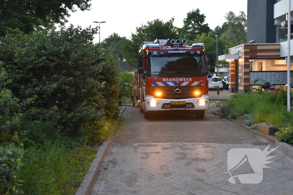 Brand tegen parkeergarage, brandweer aanwezig