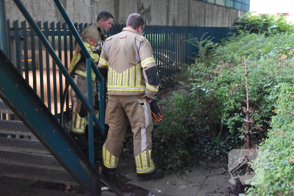 Brand tegen parkeergarage, brandweer aanwezig