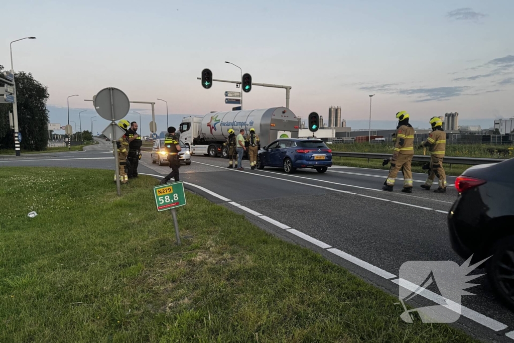 Oververhitte auto blokkeert weg