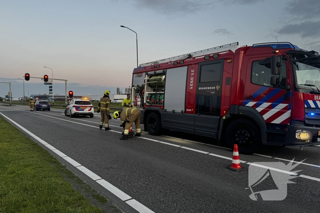 Oververhitte auto blokkeert weg