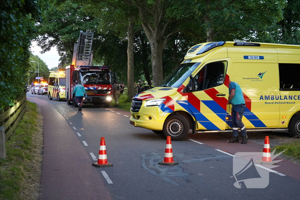 Auto crasht met hoge snelheid en belandt in sloot