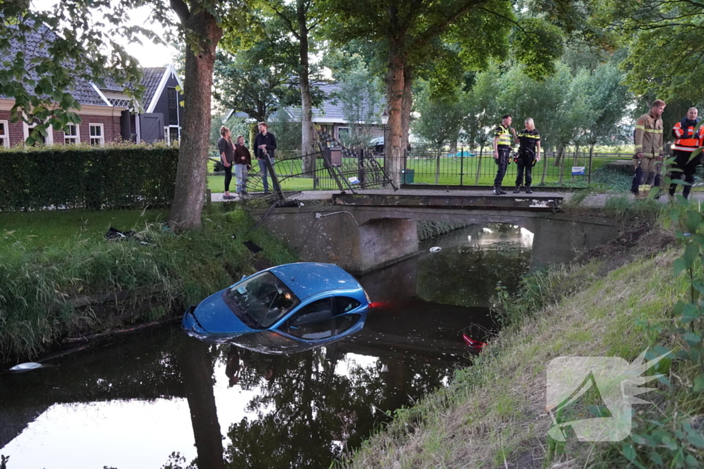 Auto crasht met hoge snelheid en belandt in sloot