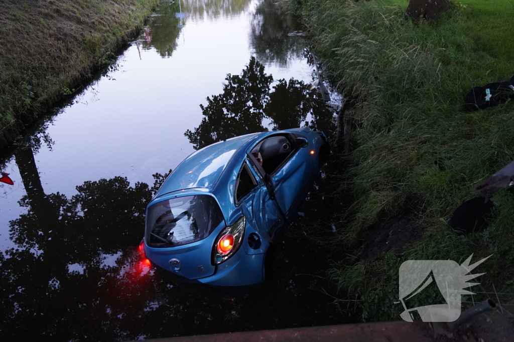 Auto crasht met hoge snelheid en belandt in sloot