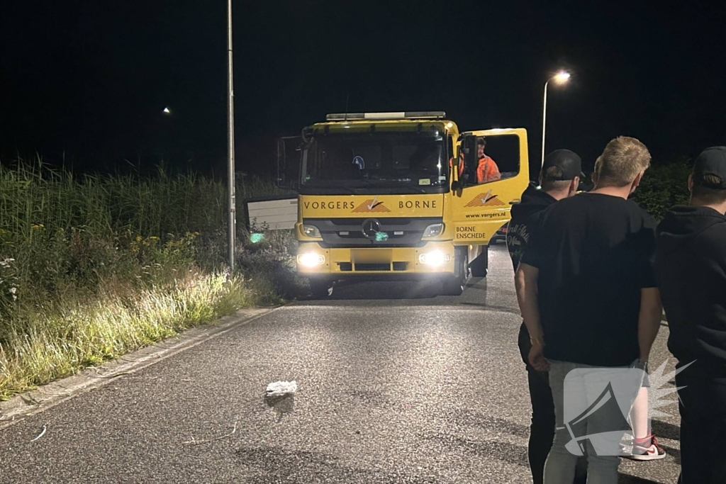 Driftende bestuurder eindigt in sloot