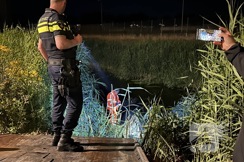 Driftende bestuurder eindigt in sloot