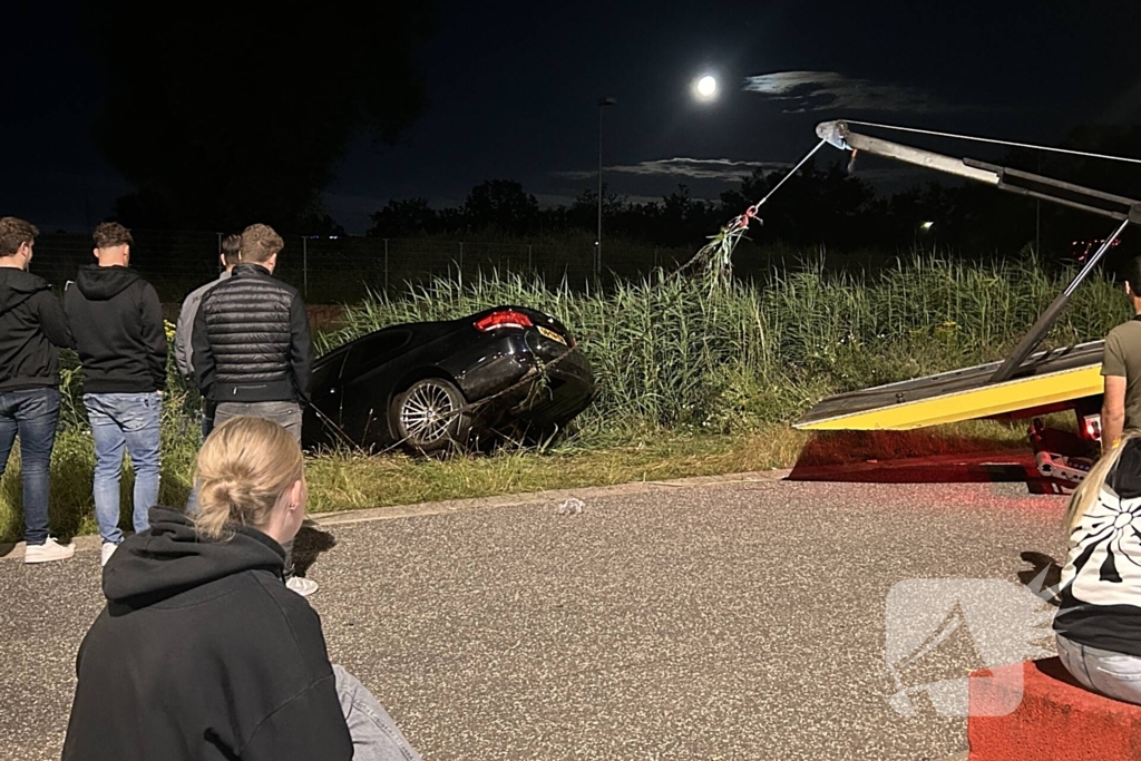 Driftende bestuurder eindigt in sloot