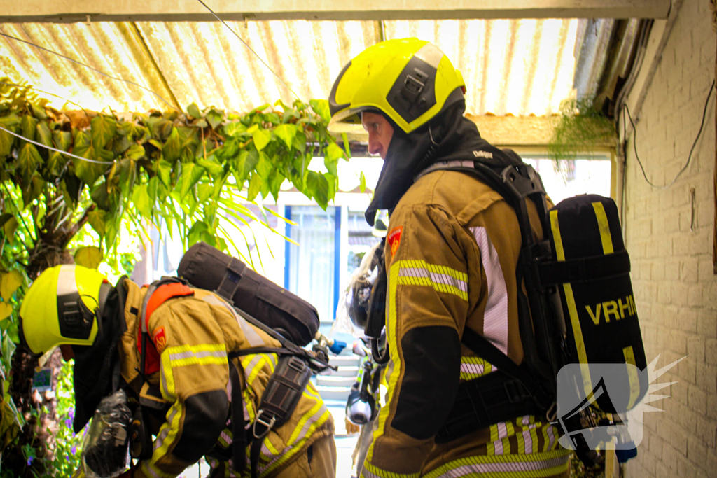 Brand onder overkapping geblust