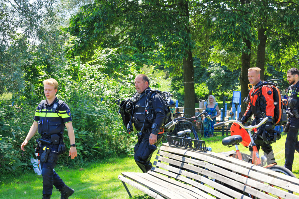 Veel hulpdiensten aanwezig voor persoon te water, duikers aanwezig