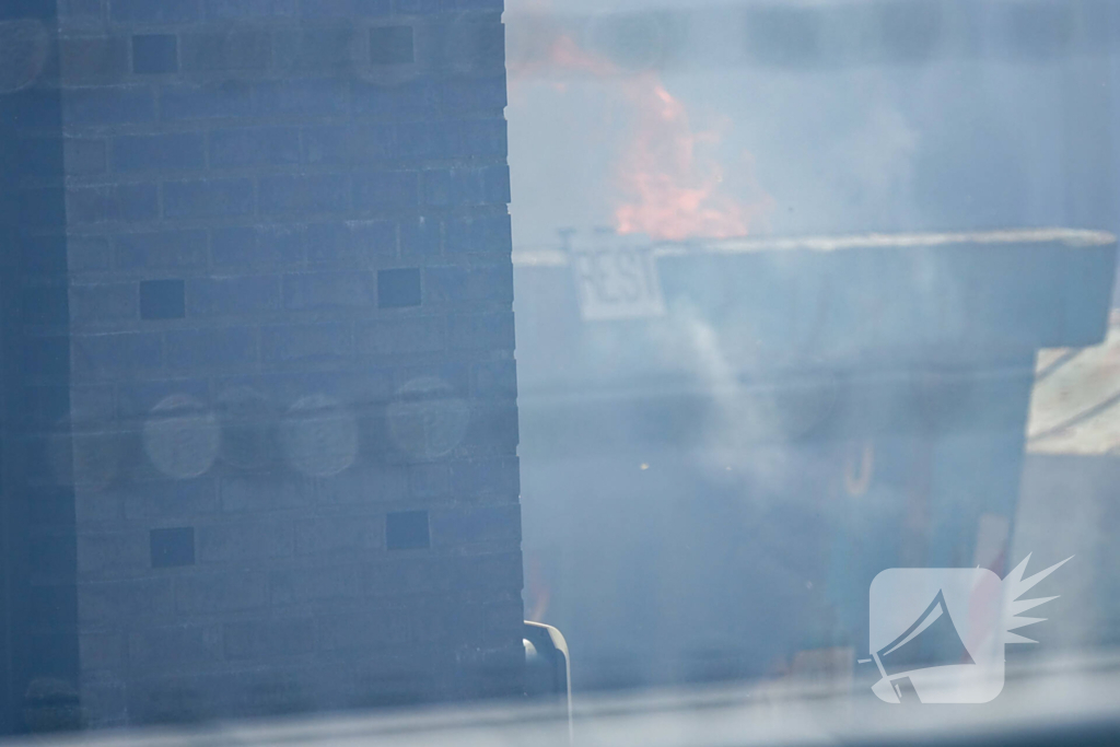 Flinke brand bij bedrijfspand in container