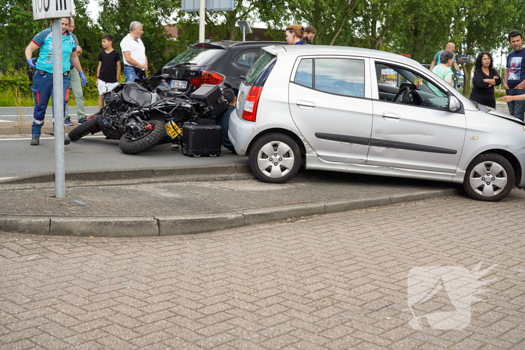 Motorrijder klemgereden tussen twee auto's