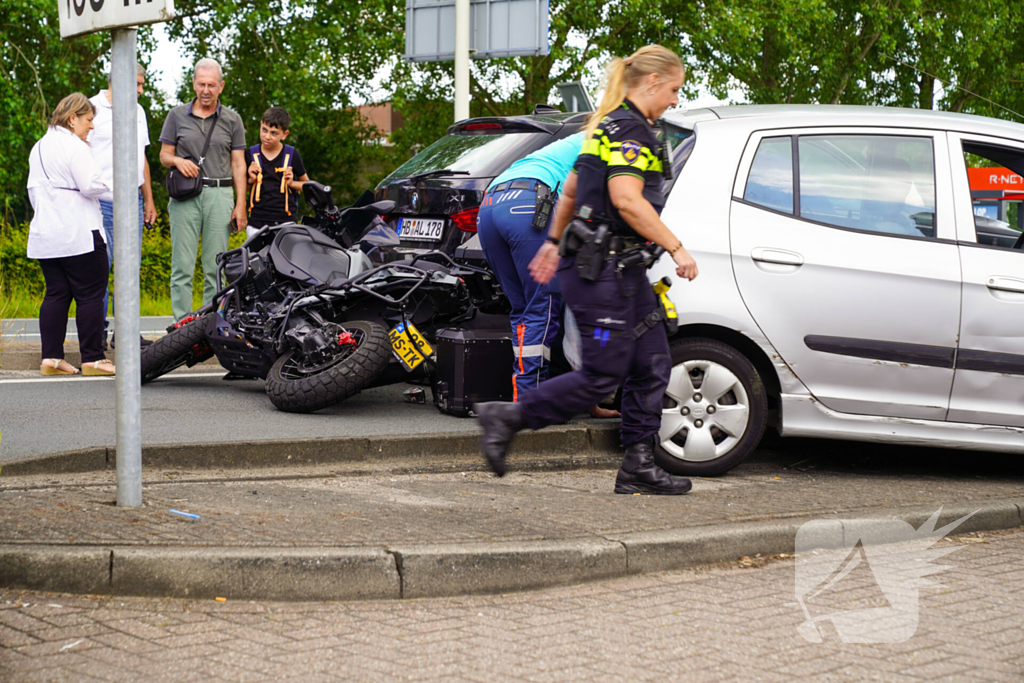 Motorrijder klemgereden tussen twee auto's