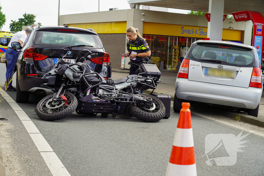 Motorrijder klemgereden tussen twee auto's